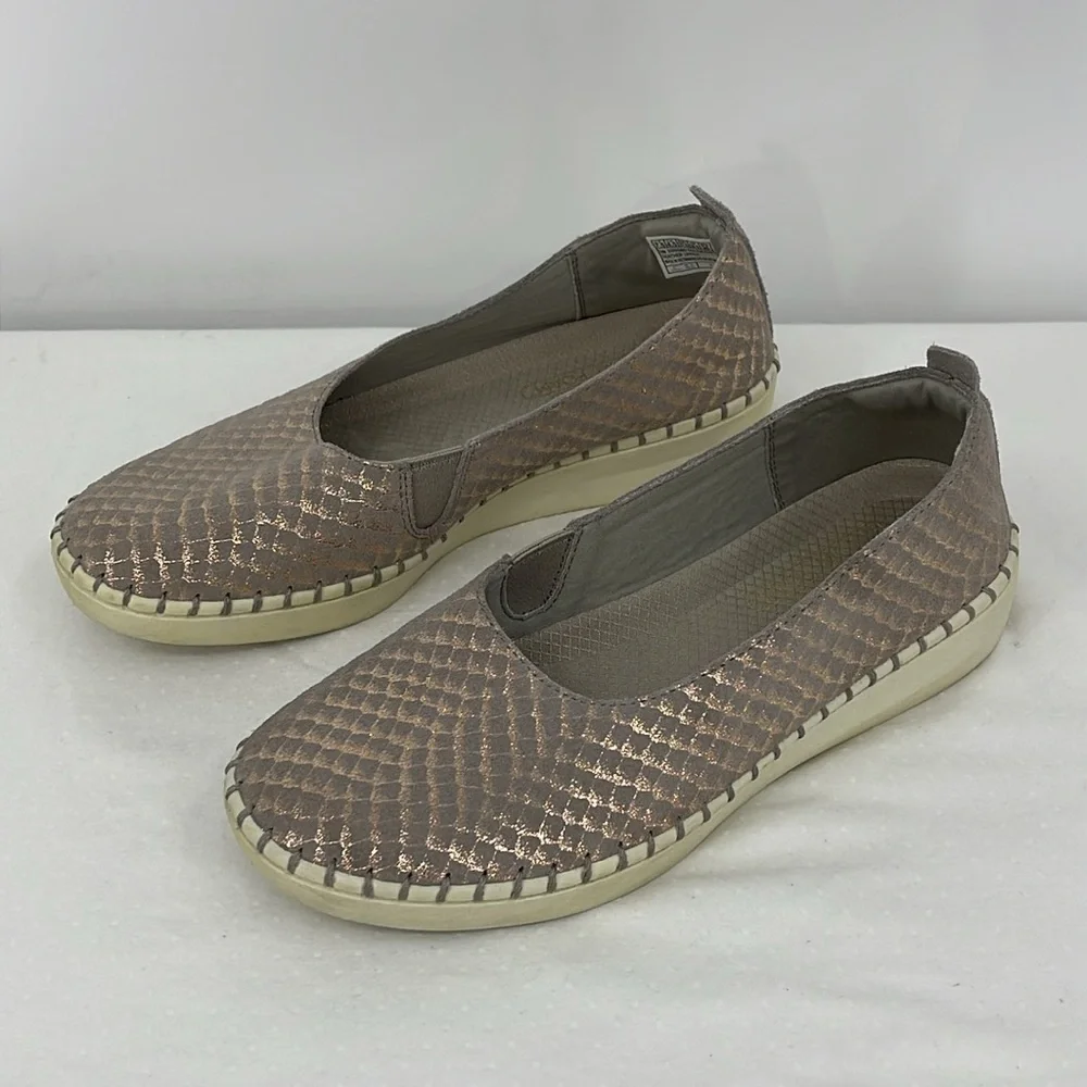 SKECHERS SIZE 7.5 Women's Slip-On Shoes in Metallic Bronze